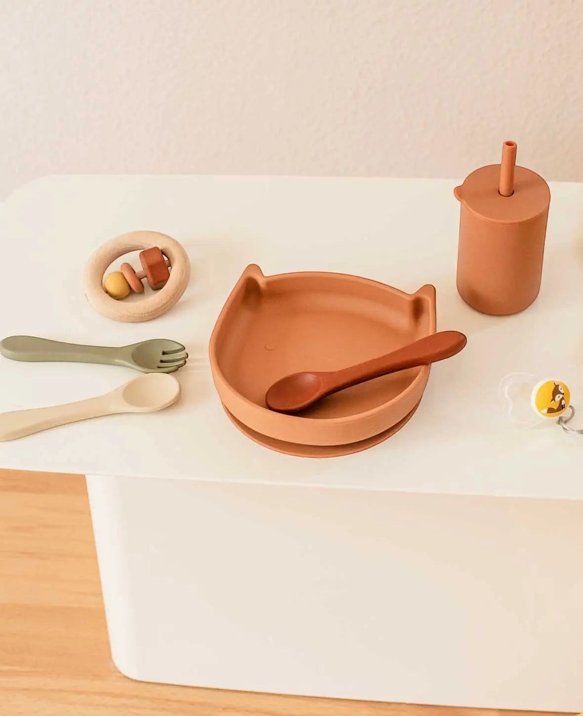 Trinkbecher mit Strohhalm für Kinder in rostrot aus Silikon, 200 ml