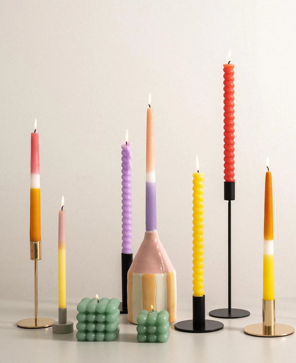 2er Set Stabkerzen / Tafelkerzen mit Twist in Lila, 28 cm x 2.4 cm