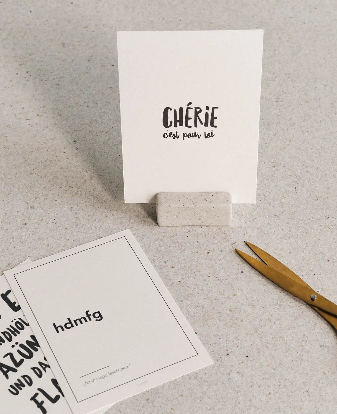 Grusskarte / Postkarte Hochformat, "Chérie c'est pour toi", 10.5 x 14.8 cm, weisses Naturpapier mit Schriftzug in Schwarz