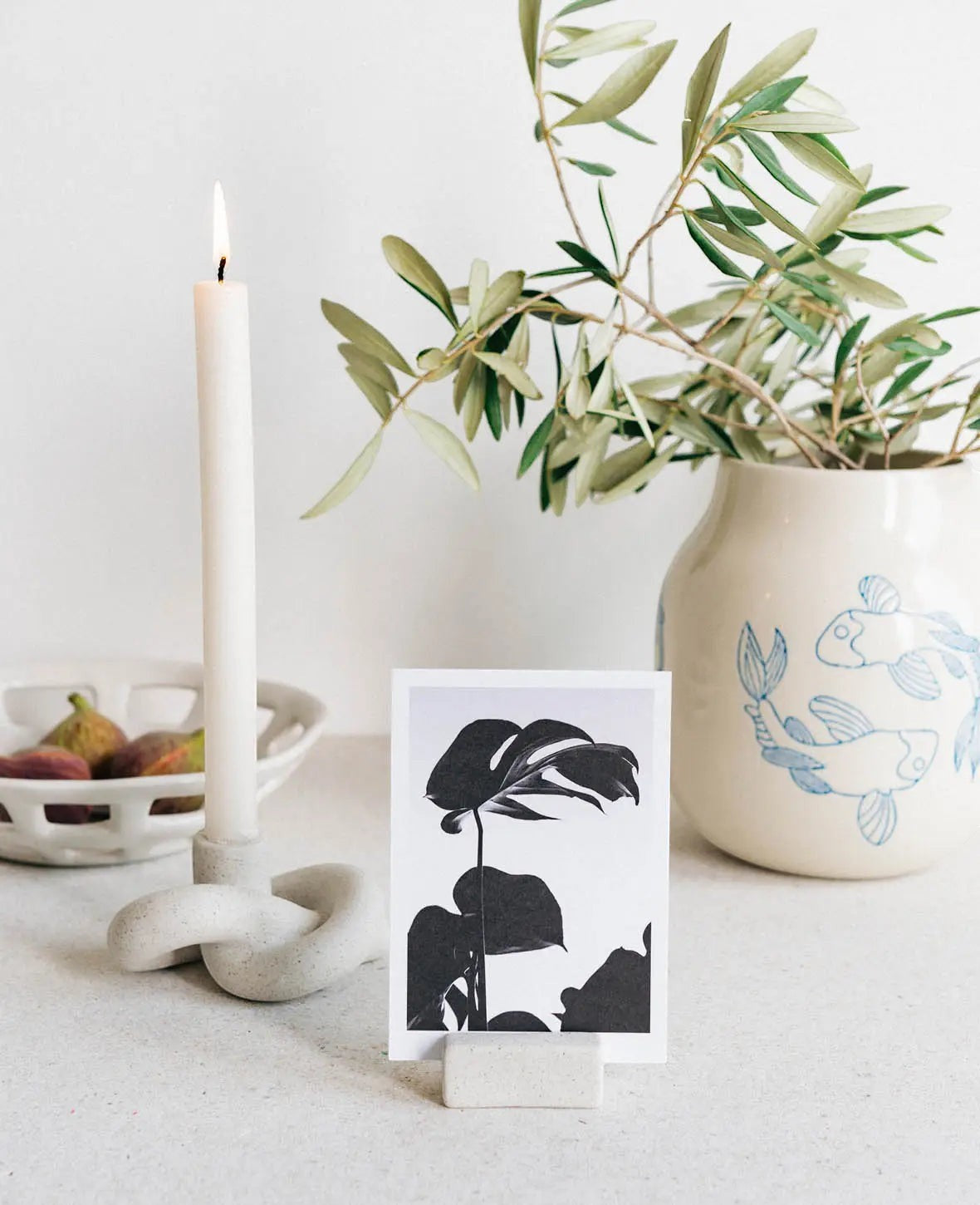 Grusskarte / Postkarte Hochformat "Monstera", 10.5 x 14.8 cm, weisse Karte mit Foto Print in Schwarz-Weiss