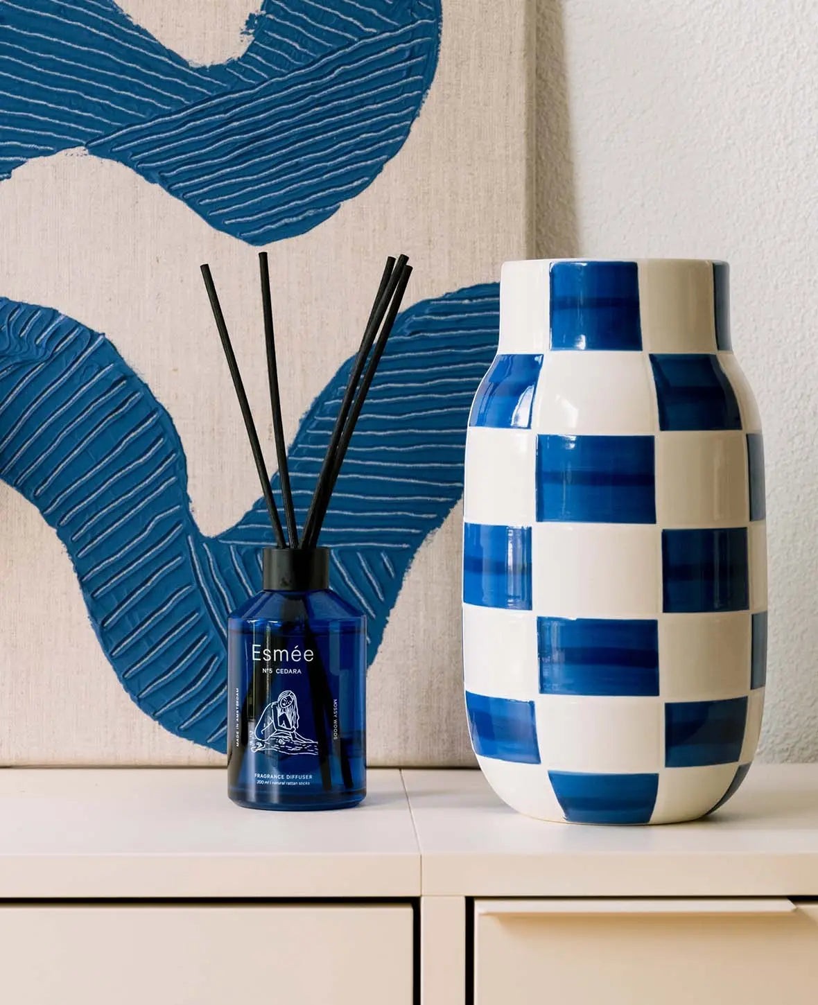 Blau-weiss karierte Keramikvase, H 25 cm x Ø 14 cm