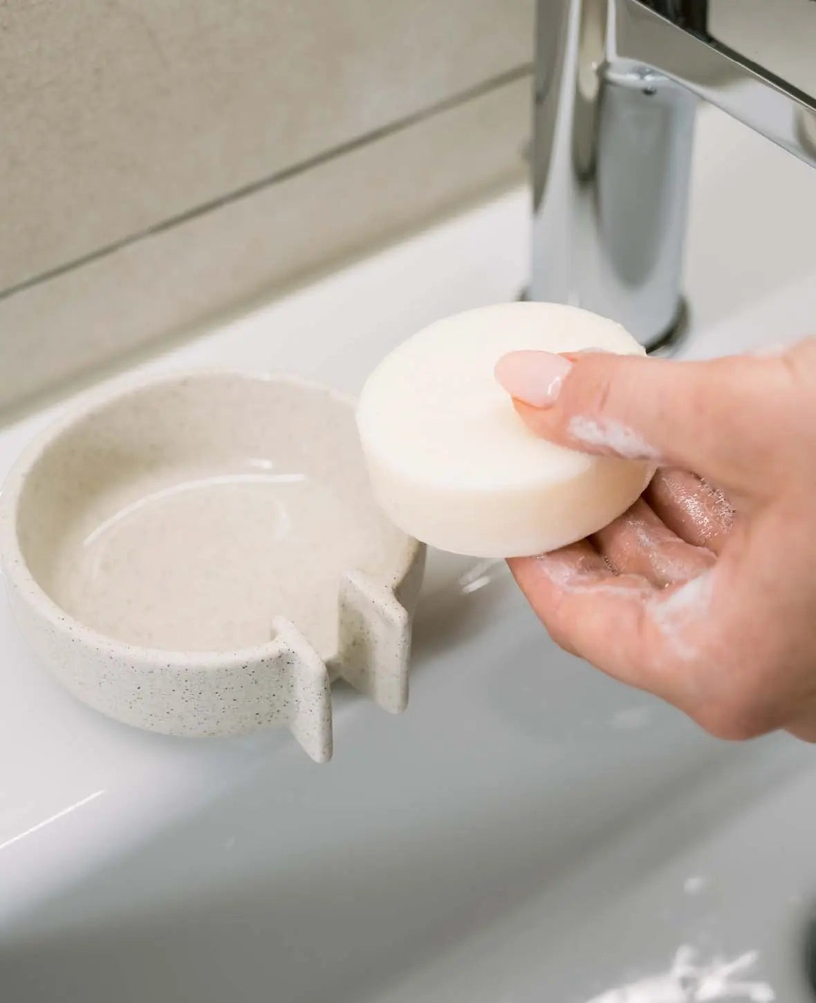 Keramik Seifenschale mit Abfluss, beige mit schwarzen Sprenkeln und glasierter Innenseite, Ø 10 cm