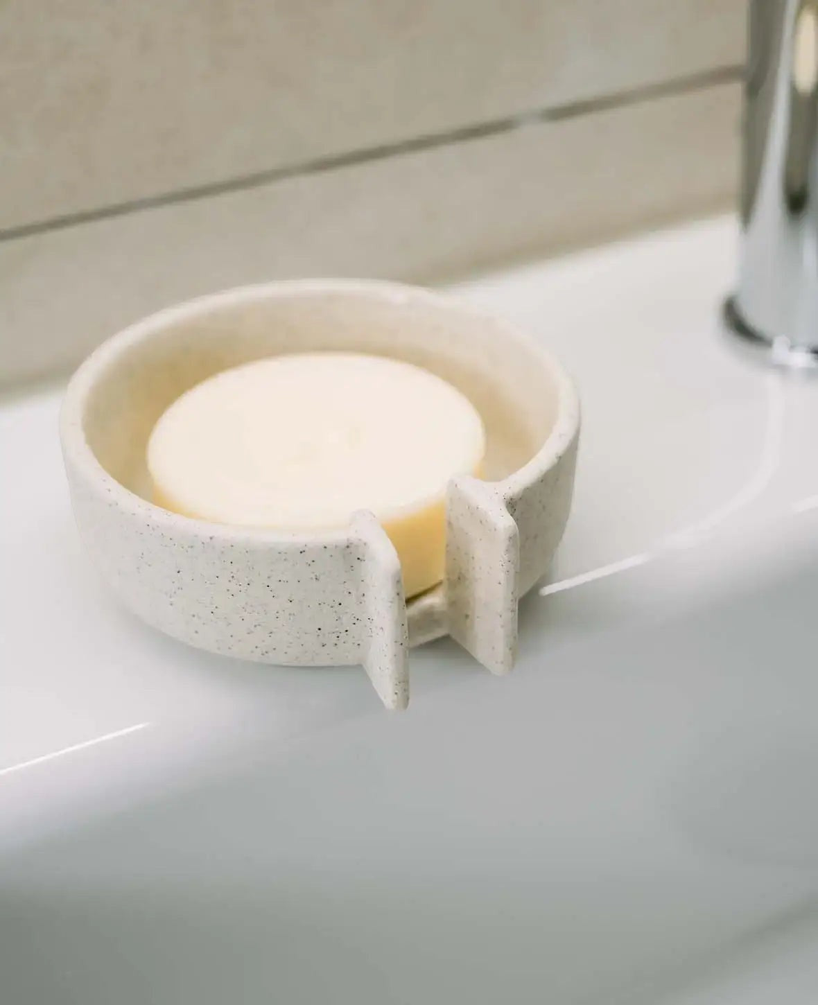 Keramik Seifenschale mit Abfluss, beige mit schwarzen Sprenkeln und glasierter Innenseite, Ø 10 cm
