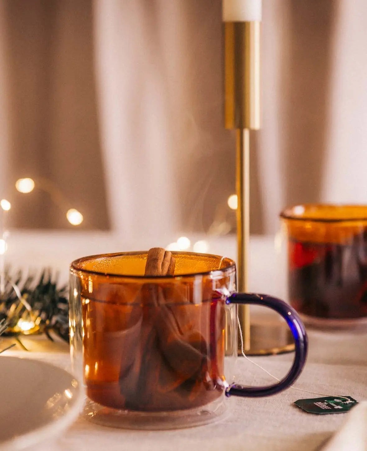 Doppelwandiges Teeglas / Tasse "Lenn", mit blauem Griff, in bernsteinfarben/amber, 250ml