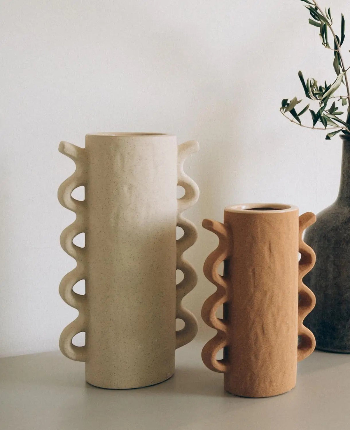 Hohe Vase mit sandiger Oberfläche in Offwhite und schwarzen Sprenkeln, 19 x 12 x H 35.5 cm