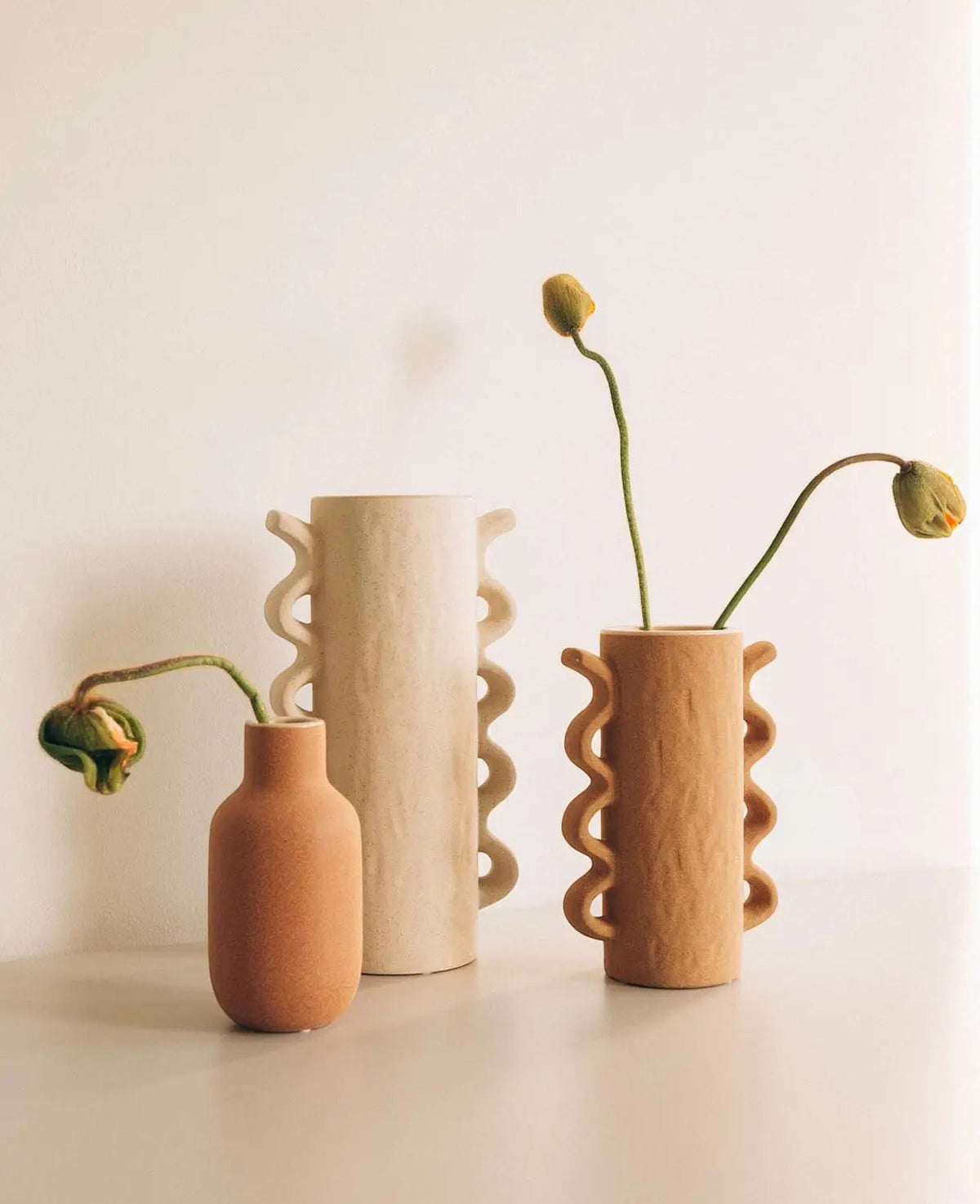 Hohe Vase mit sandiger Oberfläche in Offwhite und schwarzen Sprenkeln, 19 x 12 x H 35.5 cm