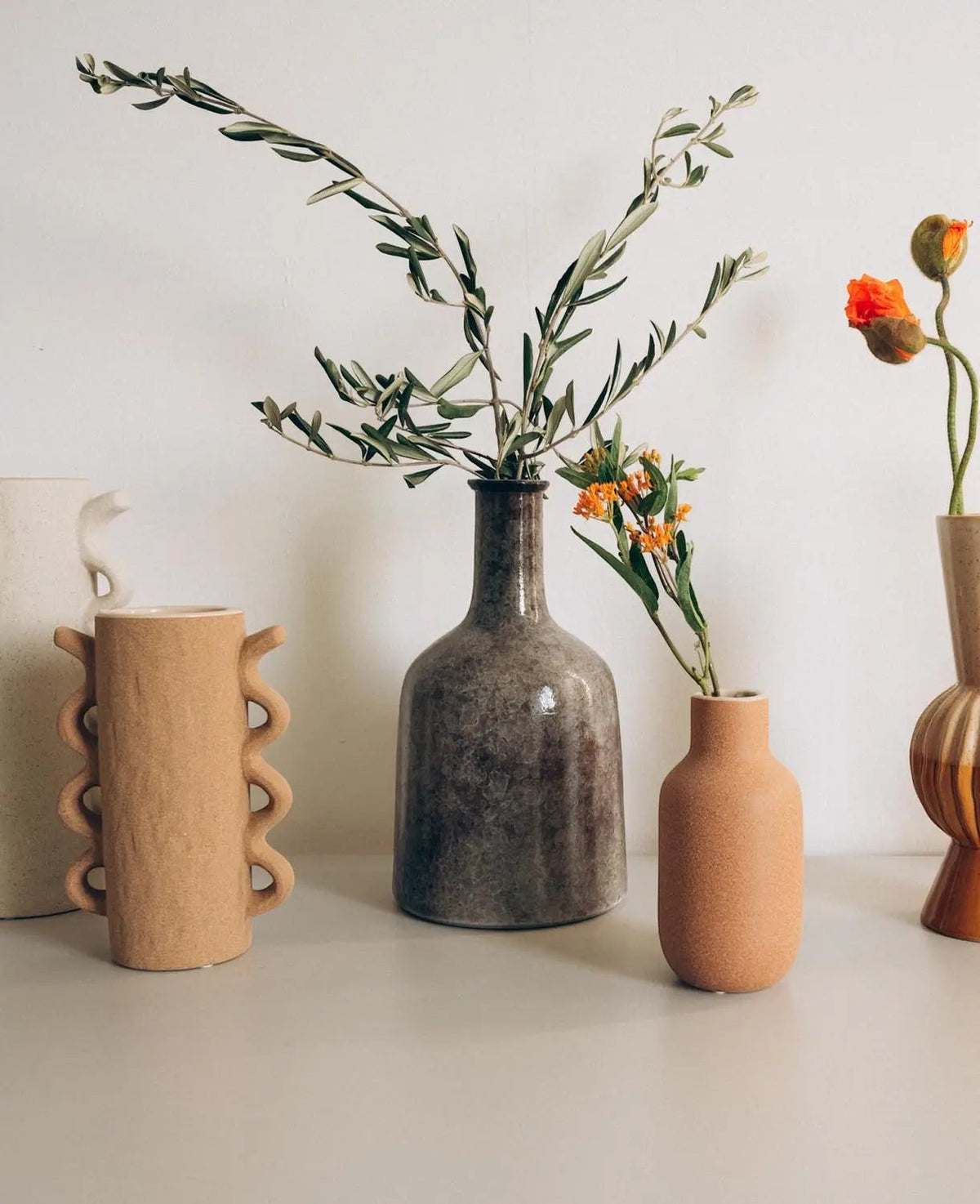 Grosse, runde Vase aus Terracotta mit schmalem Hals in grau braun, H 35 x Ø 22cm