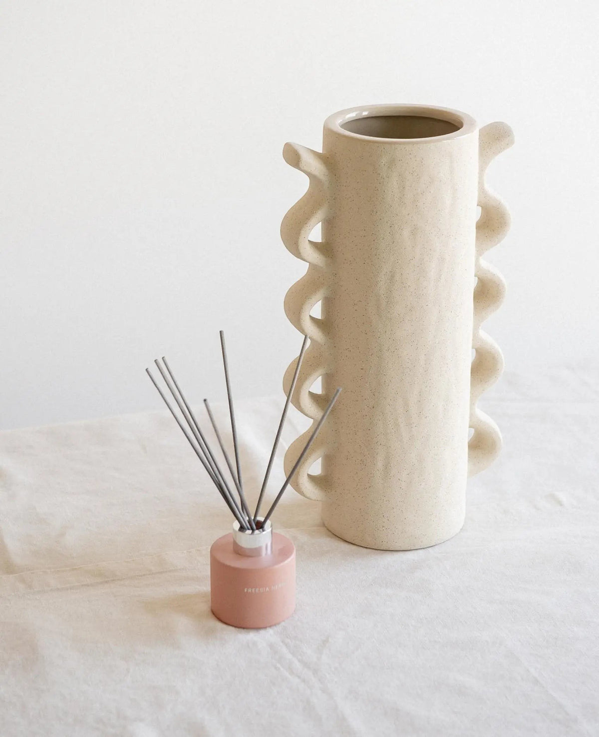 Hohe Vase mit sandiger Oberfläche in Offwhite und schwarzen Sprenkeln, 19 x 12 x H 35.5 cm
