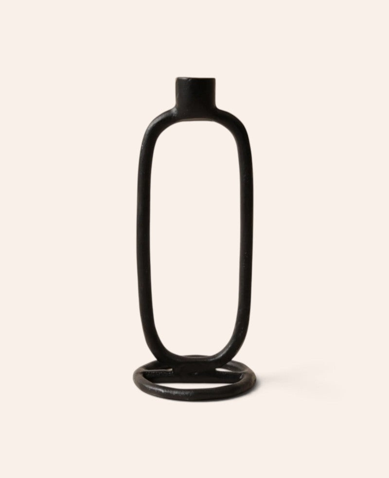 Esmée abstrakter Kerzenständer aus mattschwarzem Aluminium für Stabkerzen, 24,3 cm hoch