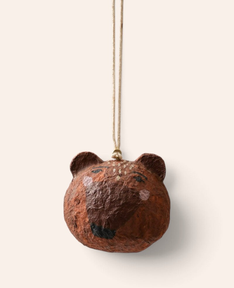 Esmée Bär Weihnachtsschmuck aus recycelter Baumwolle in Braun als handgefertigter Baumschmuck zum Aufhängen