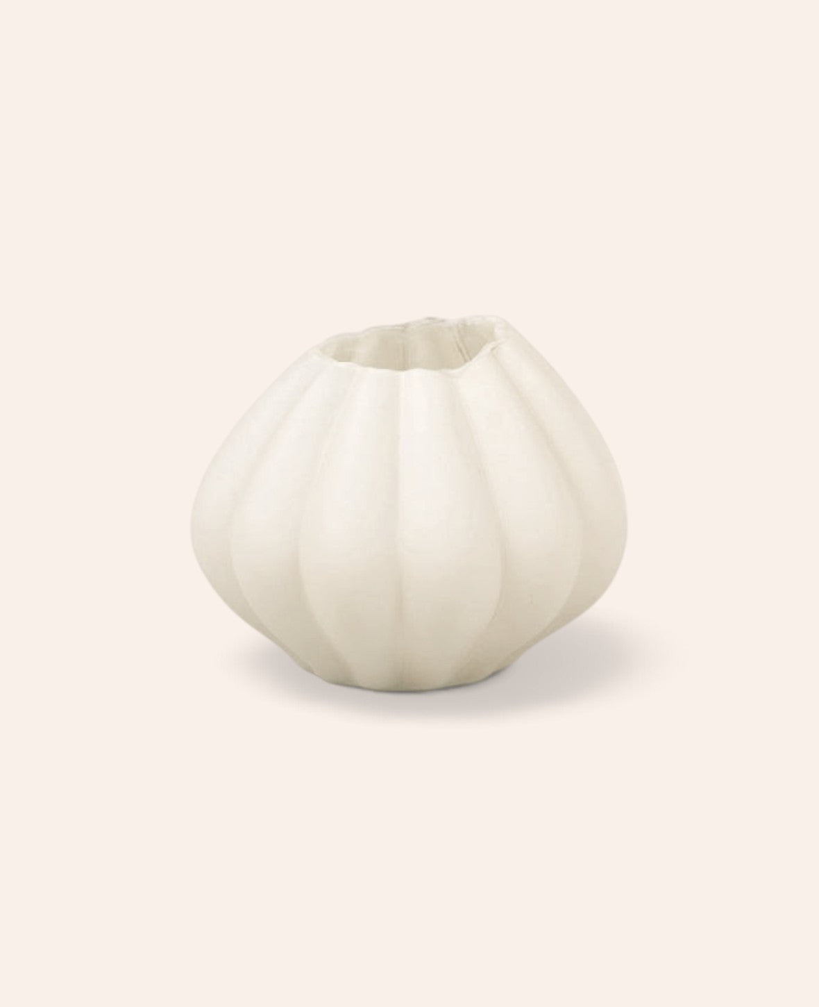 Esmée Vase in organischer Form aus beigem Glas mit gerippter Struktur für moderne Dekoration