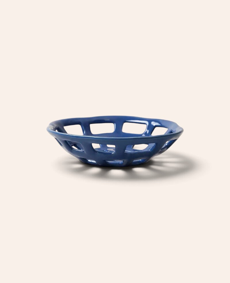 Esmée blaue Keramik-Obstschale in Korb-Optik aus glasiertem Steingut, 24 cm Durchmesser für den Esstisch.