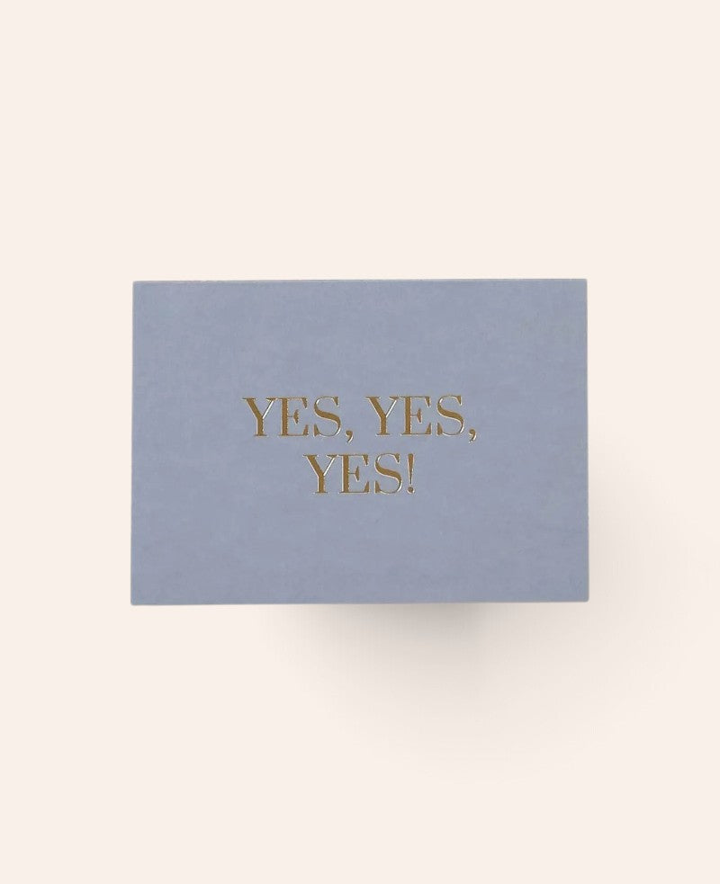Blaue Esmée Klappkarte mit goldenem YES YES YES Schriftzug aus hochwertigem Naturpapier für Zusage-Nachrichten