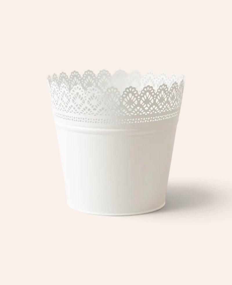 Esmée Blumentopf aus mattweissem Blech mit filigraner Spitzenbordüre, 20 cm Durchmesser