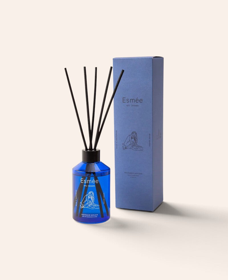 Esmée N°5 Cedara Duft-Diffusor in blauer Glasflasche mit schwarzen Rattan-Stäben und passender Geschenkverpackung