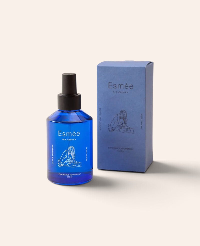 Esmée N°5 Cedara Raumspray in blauer Glasflasche mit illustrierter Verpackung und Duftnote Mossy Woods