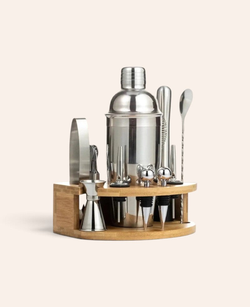 Esmée 12-teiliges Cocktail-Shaker-Set aus silbernem Edelstahl mit eleganter Bambus-Halterung für die Bar