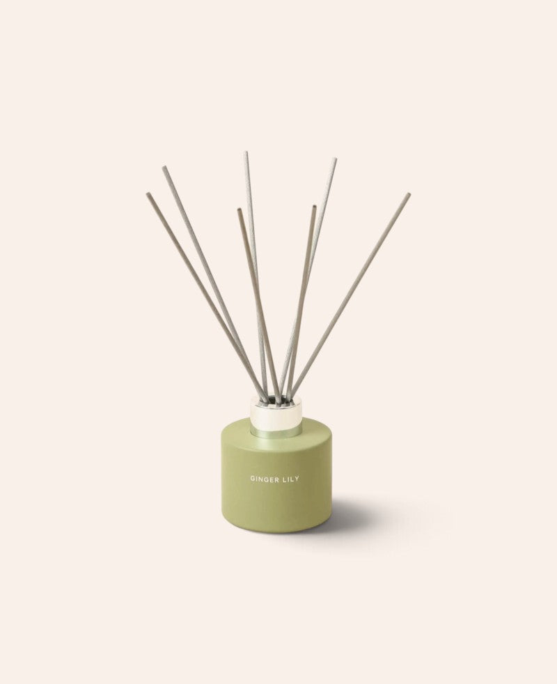 Esmée Duft Diffuser Ginger Lily in einem matten grünen Glasbehälter mit sieben Holzfaser Stäbchen