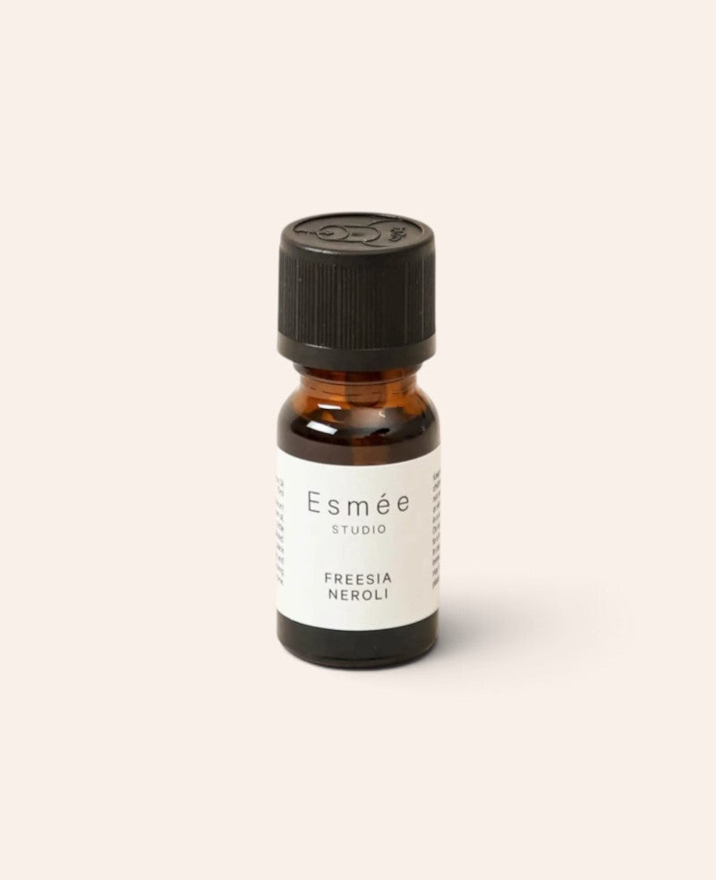 Esmée Duftöl Freesia Neroli in einer 10 ml Braunglasflasche mit schwarzem Verschluss für Duftlampen und Potpourri