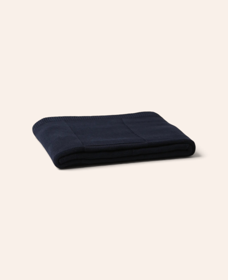 Esmée weiche Strickdecke aus dunkelblauer Baumwolle mit quadratischem Webmuster, gefaltet