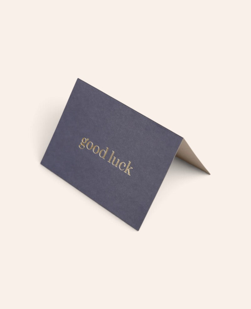 Esmée Klappkarte in Dunkelblau mit goldenem Good Luck Schriftzug aus hochwertigem Naturpapier zum Aufstellen