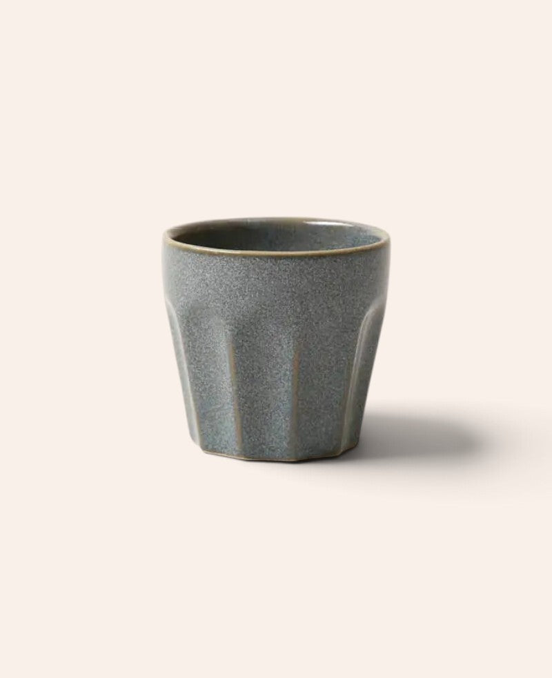 Esmée handglasierte Espressotasse aus blau-grauem Steingut mit geripptem Design, 90 ml Fassungsvermögen