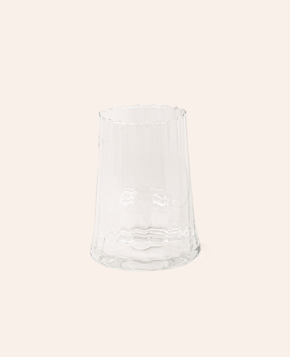 Esmée Evelina Glasvase aus klarem Glas mit dezenter Wellenstruktur und handgefertigtem Design