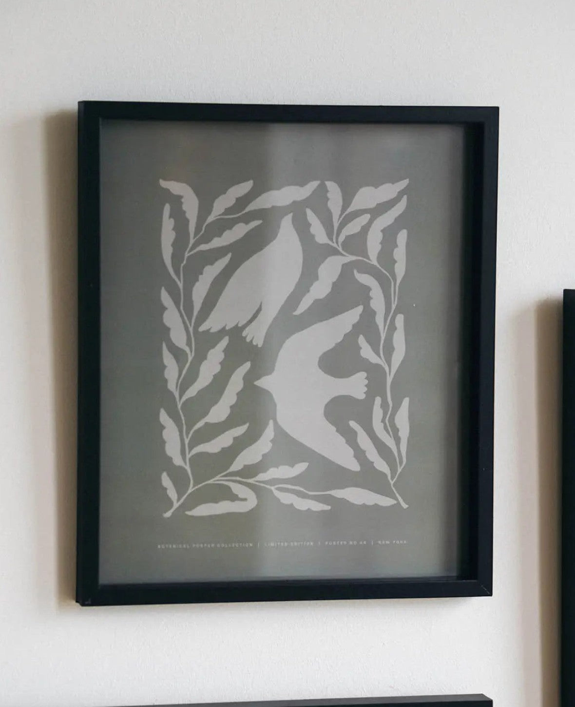 Esmée gerahmtes Poster White Bird mit weisser Vogel-Illustration auf grauem Hintergrund in schwarzem Rahmen