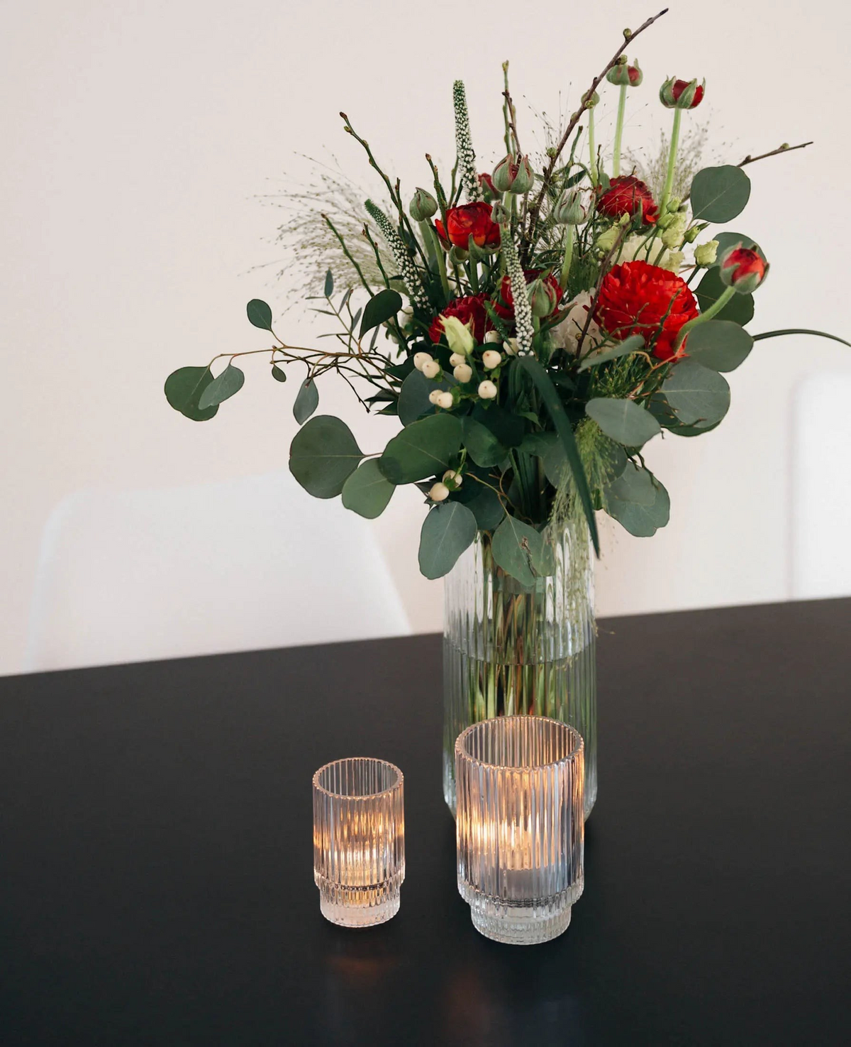 Esmée geriffeltes Teelichtglas aus Glas, ideal als Kerzenhalter oder kleine Blumenvase für eine gemütliche Dekoration