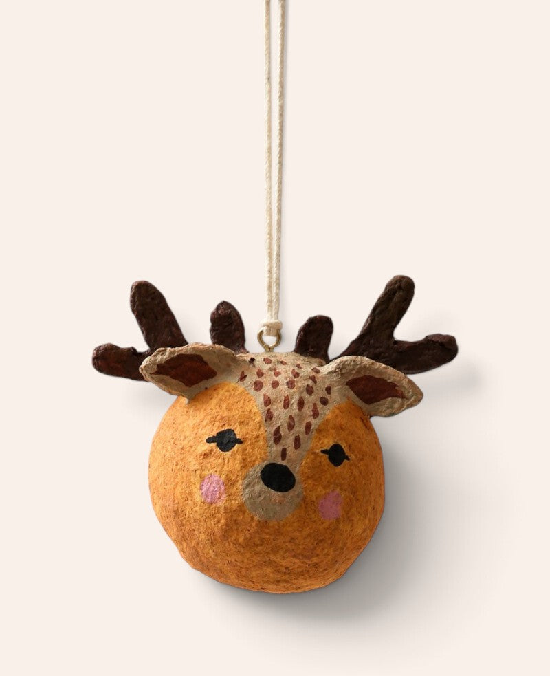 Esmée handgefertigter Hirsch Weihnachtsschmuck aus recycelter Baumwolle mit Aufhängeschnur in Braun