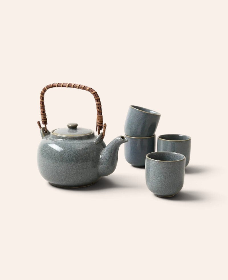 Esmée blau-graues japanisches Keramik Teeset Kaori mit Teekanne aus Steingut, Rattangriff und vier passenden Tassen