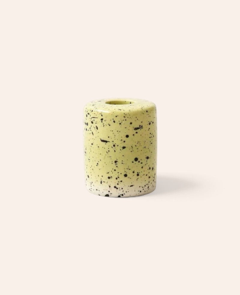 Esmée Kerzenständer aus hellgrüner Keramik mit schwarzen Sprenkeln für Stabkerzen, 6,5 cm hoch