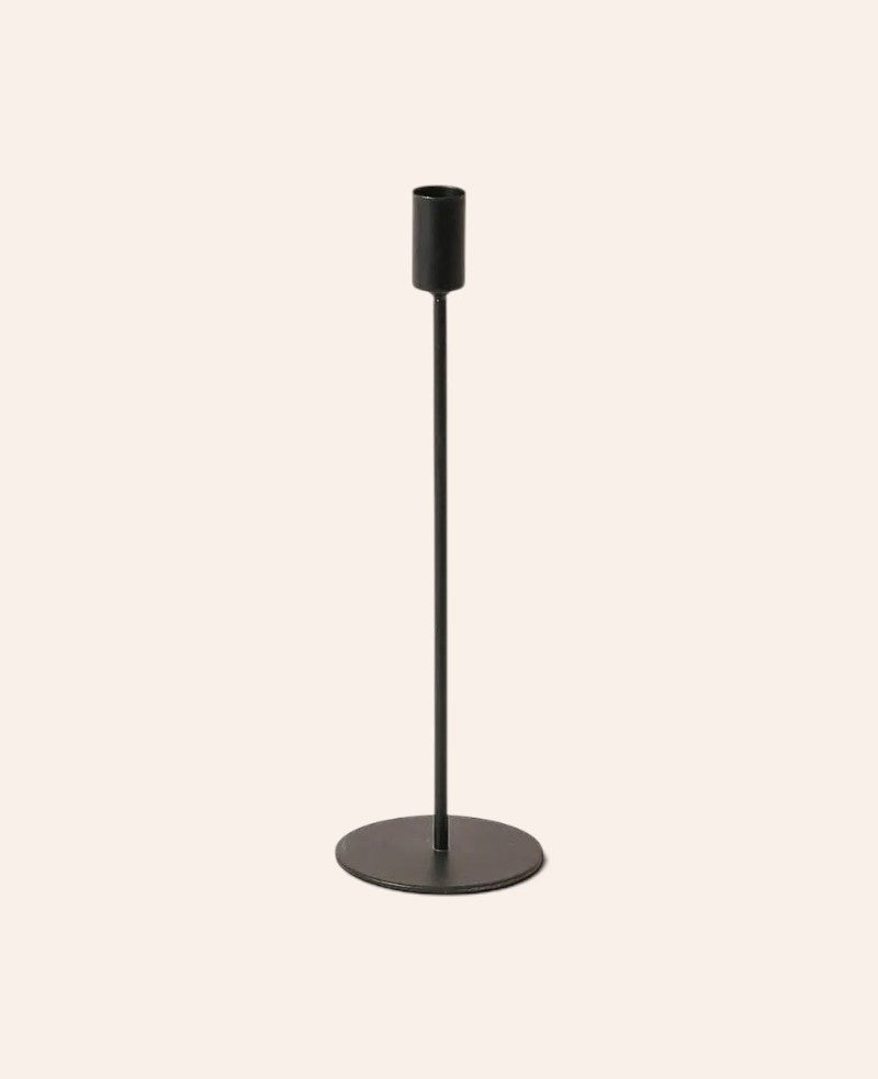 Esmée Kerzenständer aus Metall in mattem Schwarz für Stabkerzen, 29 cm hoch mit schützendem Samtboden
