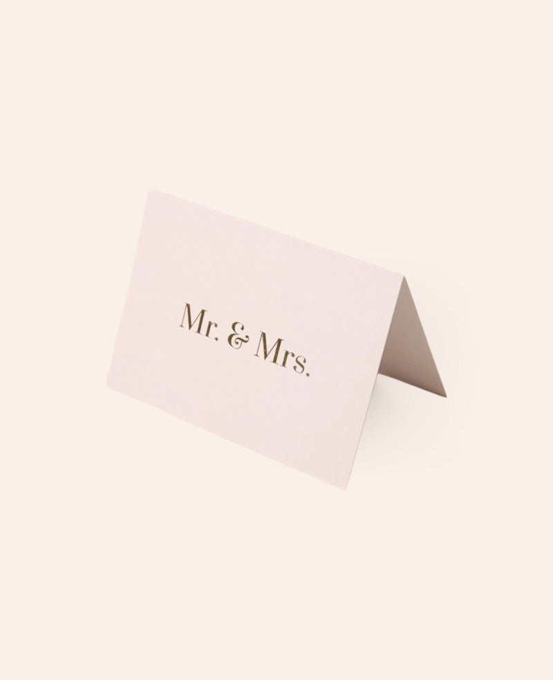 Esmée Klappkarte Mr & Mrs in Beige aus mattem Naturpapier mit edler Goldfolienprägung für Hochzeitsglückwünsche