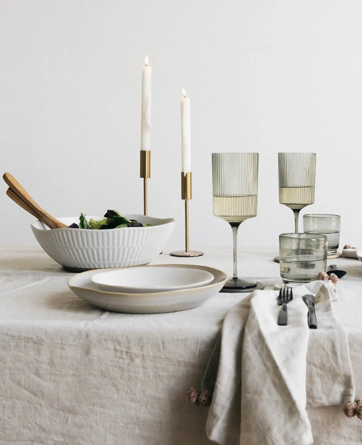 Esmée Kerzenständer aus glänzendem Messing Gold für Stabkerzen auf einem elegant gedeckten Esstisch