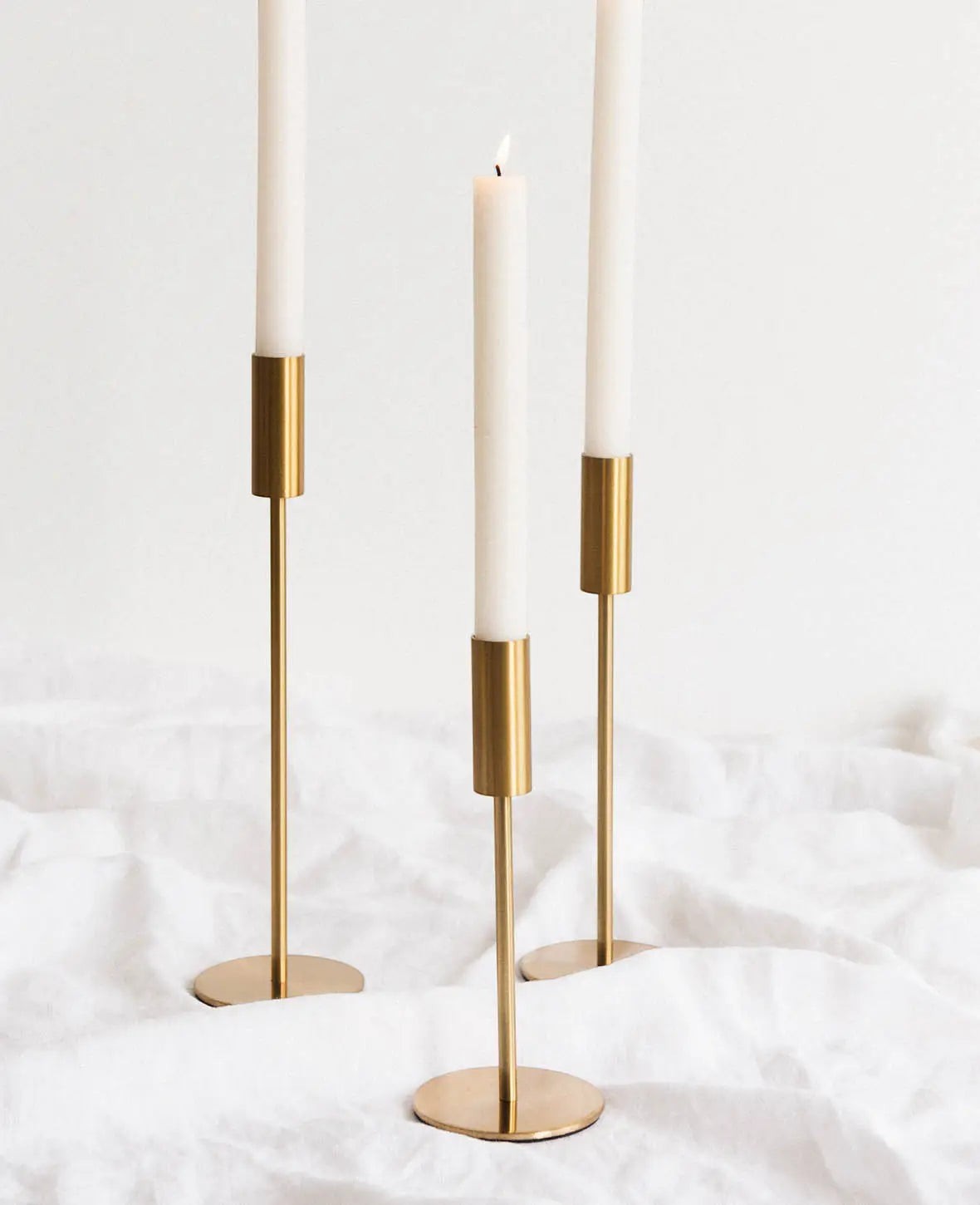 Esmée Kerzenständer aus glänzendem Messing Gold für Stabkerzen mit Samtboden für einen eleganten Look