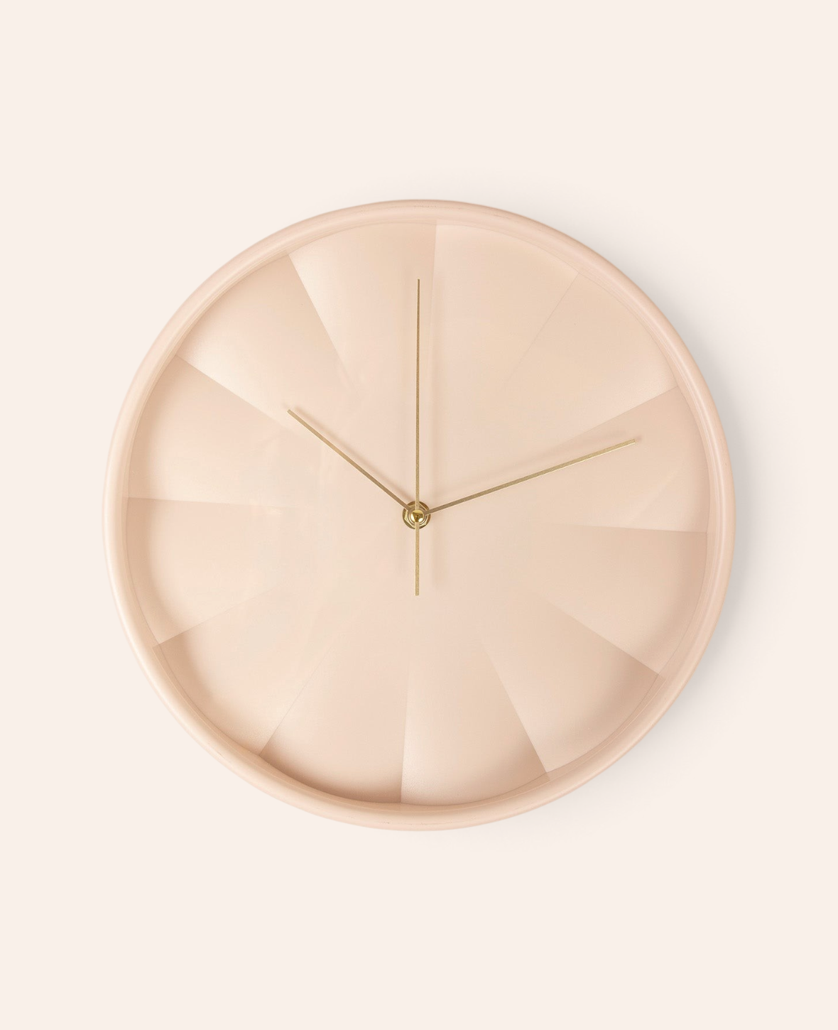 Esmée Wanduhr in modernem Rosa mit schlichtem, zeitlosem Design und goldenen Zeigern, 30 cm Durchmesser