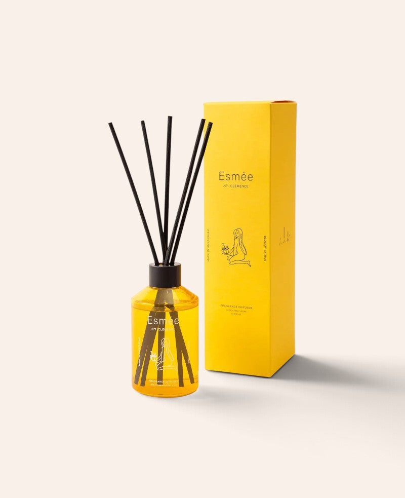 Esmée No 1 Clémence Duft-Diffusor in gelber Glasflasche mit schwarzen Rattan-Stäben und passender Geschenkverpackung