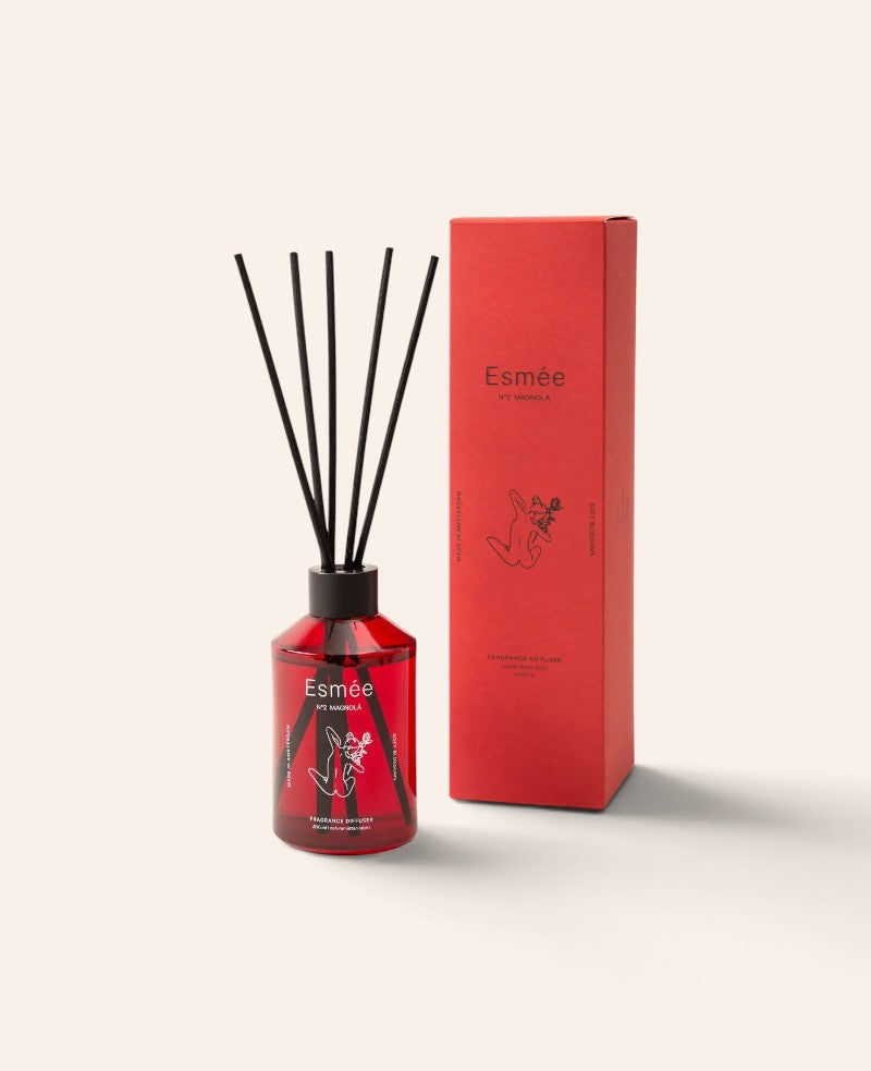 Esmée No 2 Magnolà Duft-Diffusor in roter Glasflasche mit schwarzem Rattan-Stäbchen und passender Geschenkverpackung