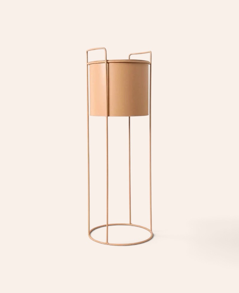 Esmée nudefarbener Metall-Blumentopf mit hohem Standfuss in Altrosa, 76 cm hoch für moderne Zimmerpflanzen