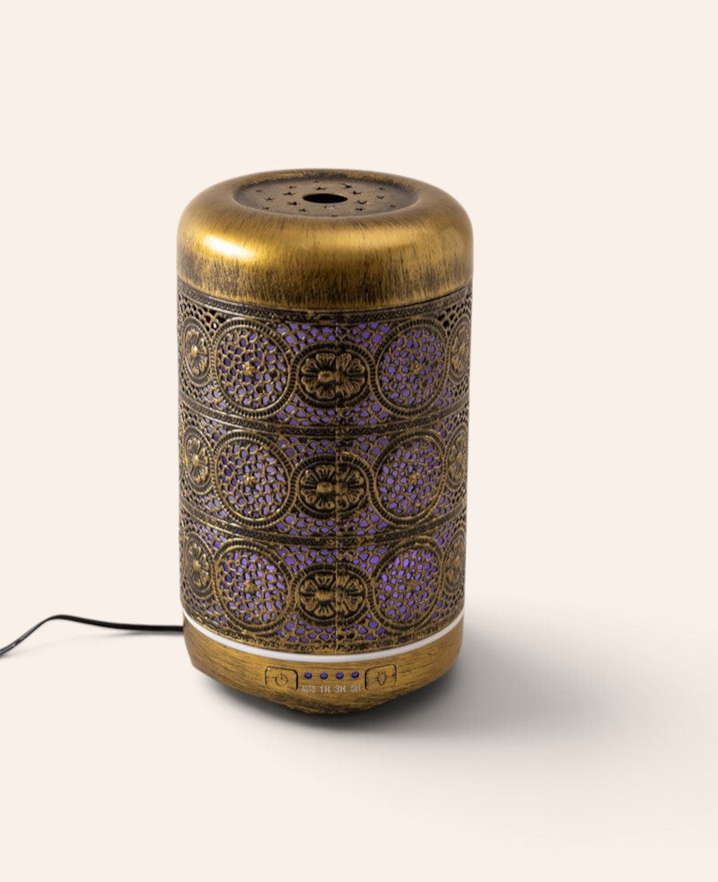 Esmée orientalischer Aroma Diffuser in Gold mit filigranem Metallmuster und bunter LED Beleuchtung