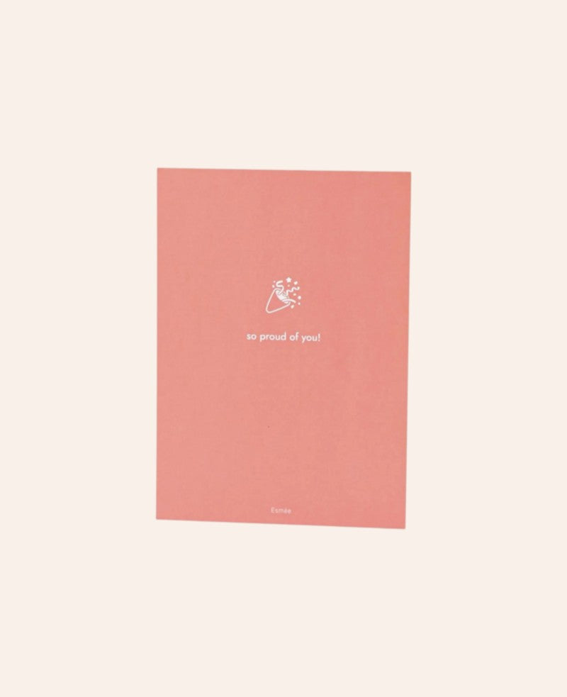 Esmée Postkarte im A6 Hochformat in Altrosa mit weissem Schriftzug So proud of you und Konfetti-Grafik
