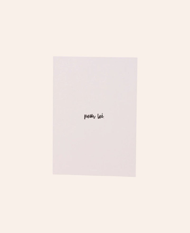 Esmée Postkarte im A6 Hochformat in Hellrosa mit schwarzem Schriftzug pour toi auf mattem 350g Papier