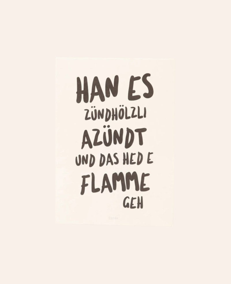 Esmée Postkarte im A6 Hochformat aus weissem Naturpapier mit schwarzem Zündhölzli-Schriftzug