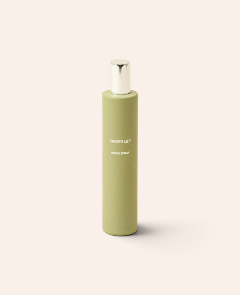 Esmée Raumspray Ginger Lily in einem matten, hellgrünen Glasflakon mit silbernem Verschluss und weißem Schriftzug.