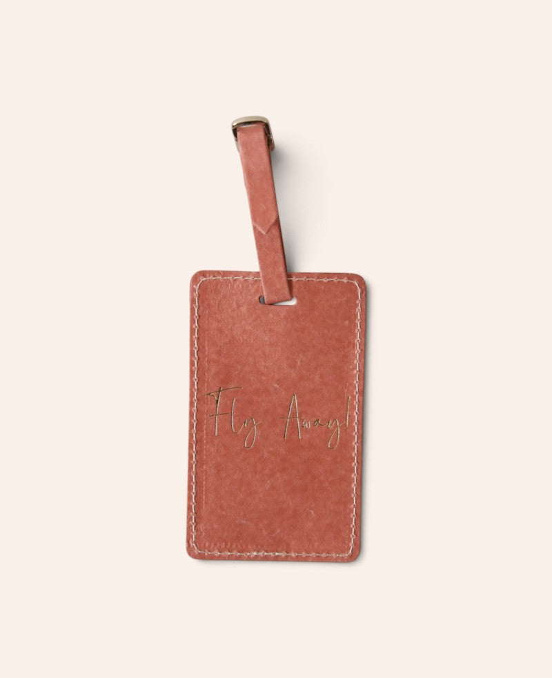Esmée roter veganer Gepäckanhänger aus recycelter Baumwolle mit goldenem Fly Away Schriftzug und verstellbarem Band