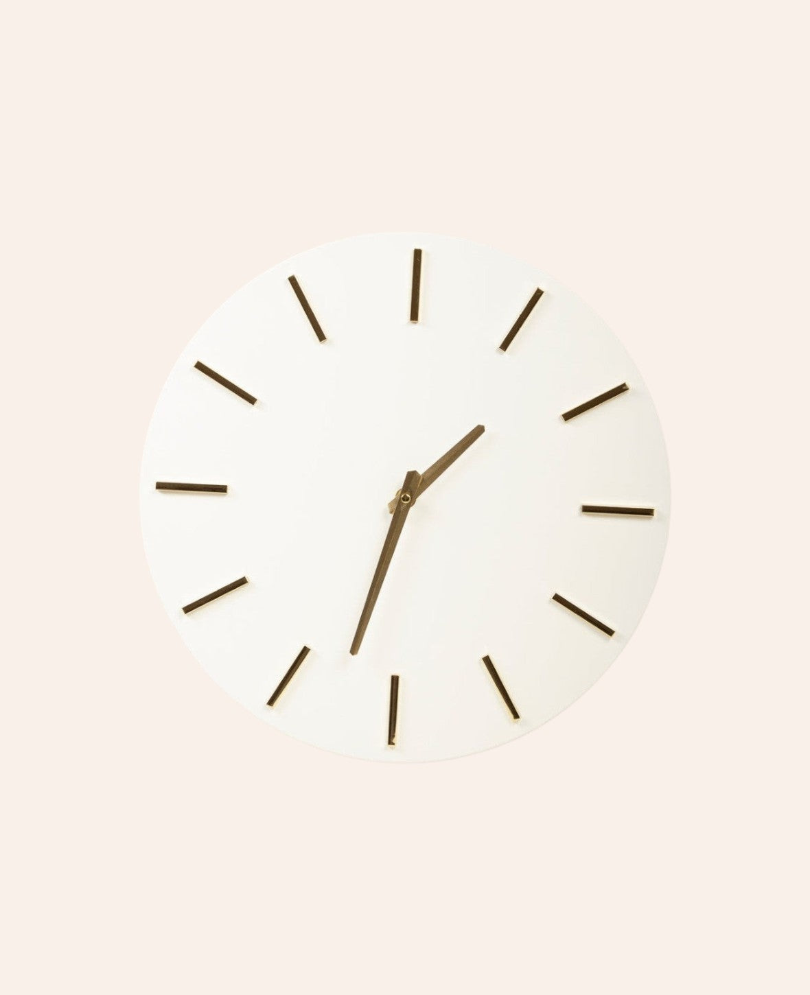 Esmée runde Wanduhr aus weissem Aluminium mit eleganten goldfarbenen Zeigern im modernen Design