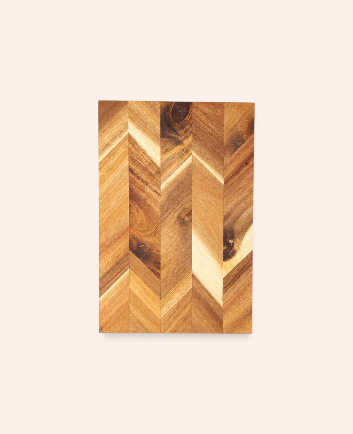 Esmée Schneidebrett aus Akazienholz mit dekorativem Fischgrät-Design und natürlicher Maserung im Hochformat