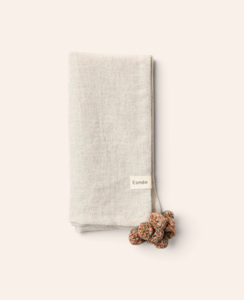Esmée Stoffserviette Cleo aus naturfarbenem Baumwoll-Leinenmix mit bunten Pompoms und Markenlabel