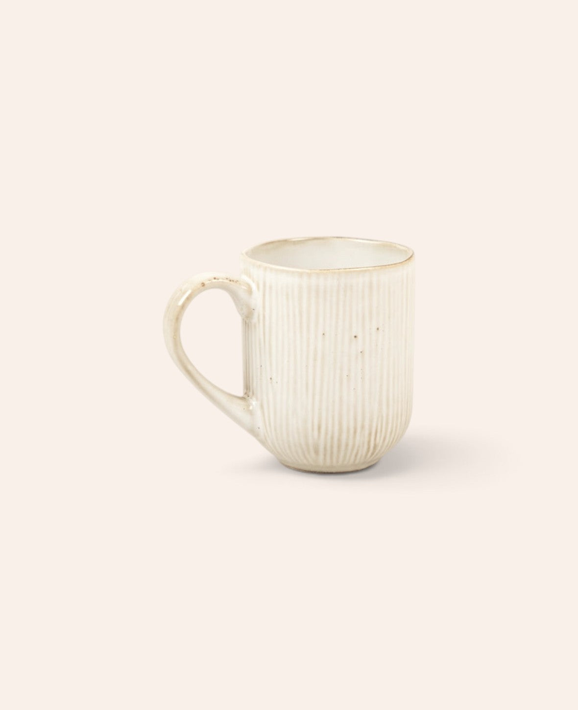 Esmée Tasse aus Steingut in Off White mit feinem vertikalem Rillenmuster und 400ml Fassungsvermögen